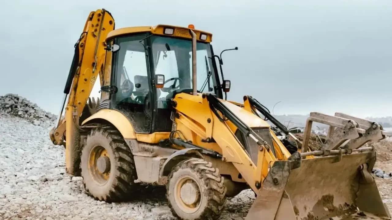 Uprawnienia na koparko-ładowarki klasa 1 – co to znaczy i jakie dają możliwości