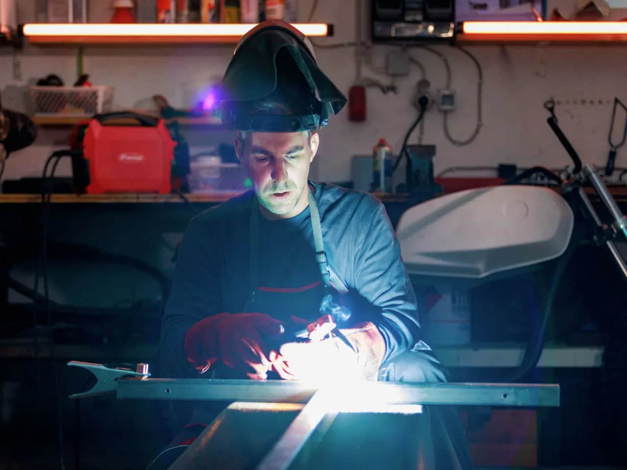 Naświetlenie oczu spawarką objawy - jak rozpoznać i unikać bólu