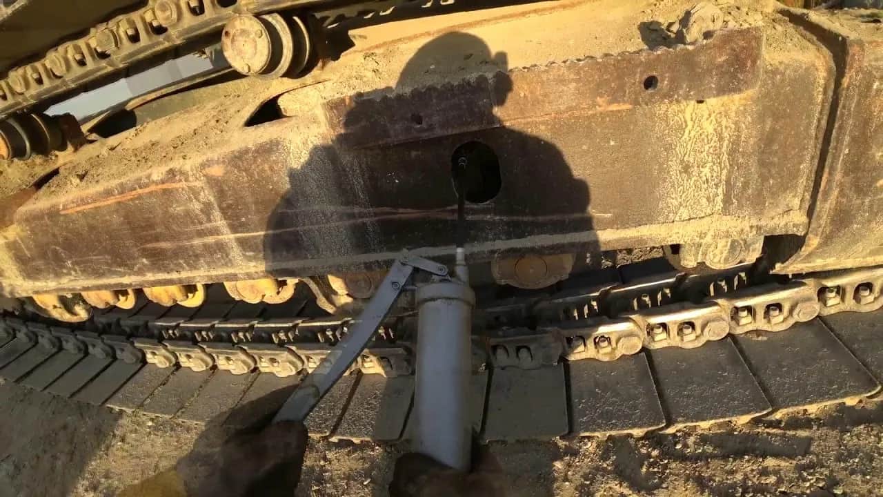 Jak założyć gąsienice w koparce - uniknij najczęstszych błędów