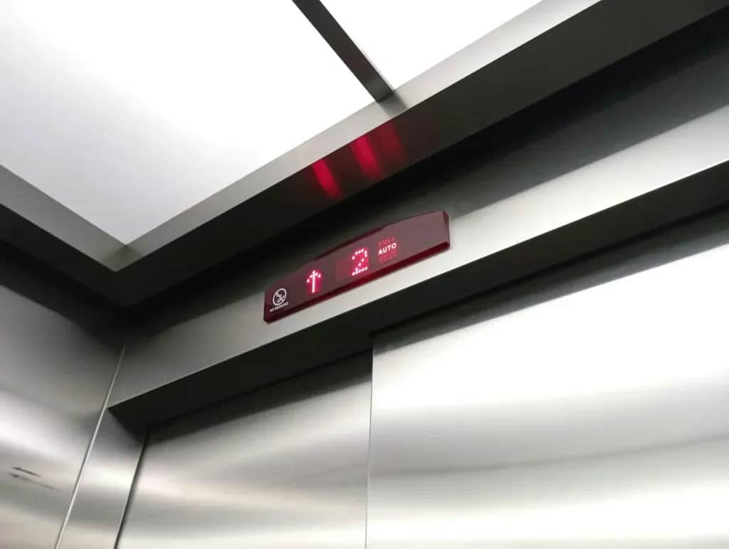 Jak obliczyć resurs dźwigu osobowego i uniknąć kosztownych awarii