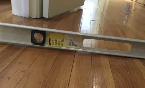 Jak wyrównać podłogę pod panele bez wylewki - szybkie i tanie metody